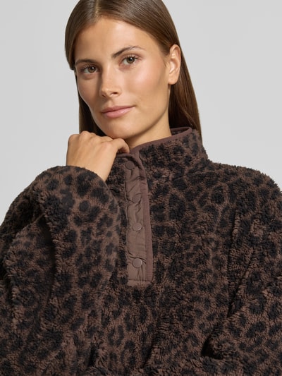 Frauenmodel trägt Regular Fit Teddyjacke von Jake*s, aus der Damen Sweatshirt Kollektion von Jake*s Casual, braunes Leopardenmuster, Nahaufnahme Oberkörper.
