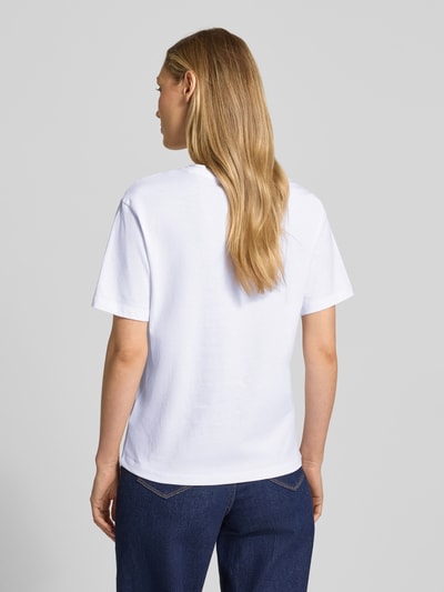 Kobiece model prezentuje T-Shirt aus Bio-Baumwolle od Jake*s Casual z bawełny ekologicznej, prosty krój, okrągły dekolt, długość tyłu w rozmiarze S: 58 cm, widok całej sylwetki z tyłu.