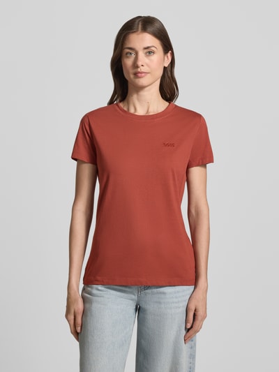 Frauenmodel trägt Regular Fit T-Shirt aus reiner Baumwolle Modell 'ESOGO' von BOSS Orange, unifarben, kurzarm, Label-Schriftzug, Ganzkörperansicht von vorne.