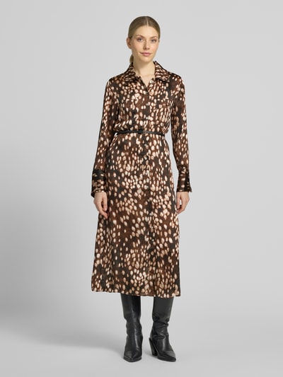 Frauenmodel trägt Hemdblusenkleid mit Gürtel Modell 'CAMILA' von MANGO, braun-beige Allover-Look, Midikleid, Ganzkörperansicht von vorne.