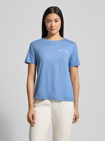 Kobiecy model nosi T-shirt z label-printem i okrągłym dekoltem od Gant, bawełna, regular fit, niebieski, widok całej sylwetki z przodu.