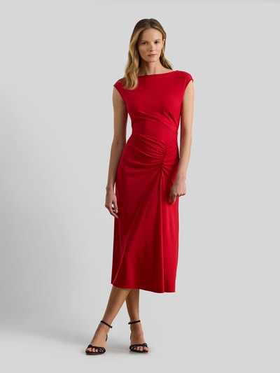 Modelka nosi sukienkę midi z gerafften Falten in der Taille von Lauren Ralph Lauren, jednokolorowy, krój podkreślający figurę, długość midi, dekolt w łódkę, pełny widok z przodu.
