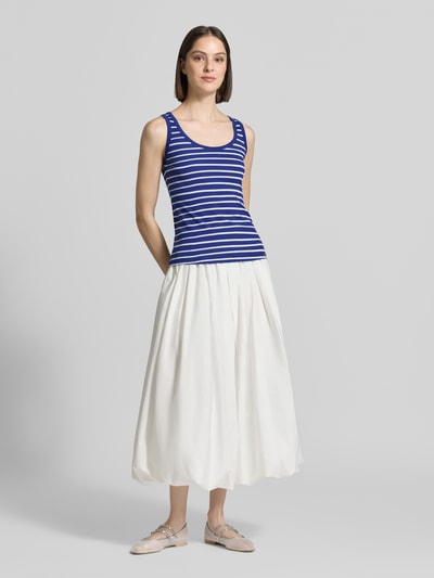 Frauenmodel trägt Tanktop in Ripp-Optik mit Rundhalsausschnitt von Marc Cain, Blau-Weiß, Slim-Fit, Baumwoll-Elasthan-Mix, Rückenlänge 53 cm, Ganzkörperansicht von vorne.