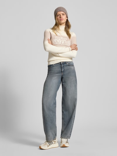 Kobiece model prezentuje Strickpullover mit gerippten Abschlüssen Modell 'Elna' od LeGer by Lena Gercke w kremowym kolorze, regular fit, z napisami, widok całej sylwetki z przodu.