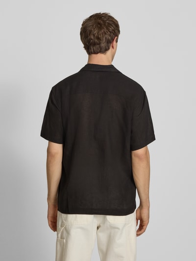 Männermodel trägt Relaxed Fit Freizeithemd aus Leinen-Viskose-Mix Modell 'LAURENCE' von Only & Sons, Optik: Unifarben, Ganzkörperansicht Rückansicht.