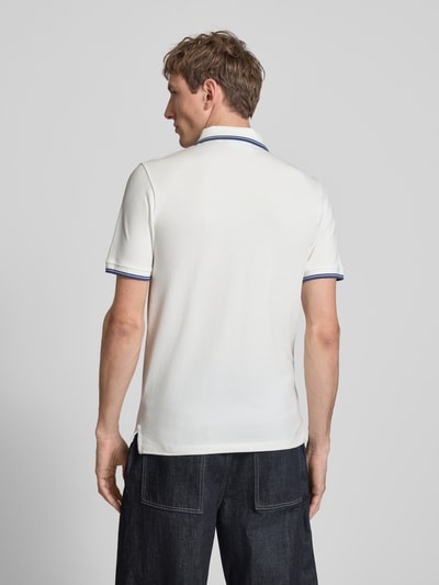 Männermodel trägt Slim Fit Poloshirt mit Logo-Stitching Modell 'Reed' von SERGIO TACCHINI in Weiß, Rückenansicht, Ganzkörperansicht Rückansicht. Elastischer Baumwoll-Mix, kurze Ärmel, Polokragen, blaue Details, Rückenlänge bei Größe M 71 cm.