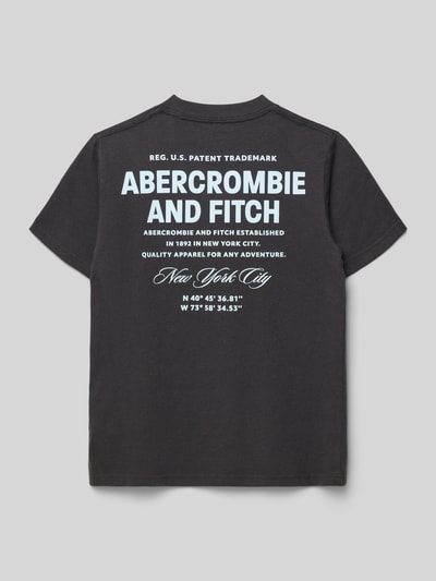 Jongen draagt T-shirt met Rundhalsausschnitt und Label-Prints van Abercrombie&Fitch, katoenmix, regular fit, ruglengte 54 cm, rugaanzicht