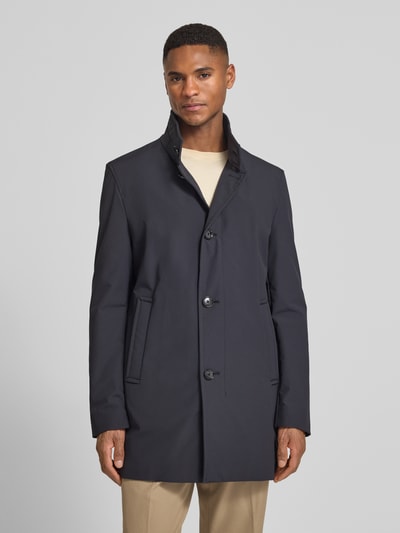 Männermodel trägt Regular Fit Kurzmantel mit Stehkragen Modell 'FYNN' von Strellson, Optik: Unifarben, Materialverarbeitung: Twill, Ganzkörperansicht von vorne.