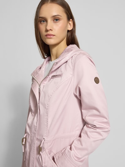 Vrouwenmodel draagt Regular fit Parka met katoen-aandeel Model 'LORCA' van ONLY, look: effen, canvas, labelpatch, lange mouw, borstzak, tunnelkoord, knoopsluiting en ritssluiting, voorkant bovenlichaam close-up