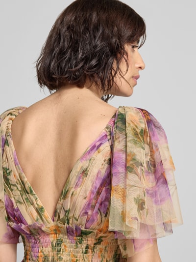 Frauenmodel trägt Cocktailkleid mit Smok-Details und V-Ausschnitt von LACE & BEADS in A-Linie aus Chiffon mit Schmetterlingsärmel, Midikleid, florale Muster, Rückenansicht, Nahaufnahme Oberkörper.