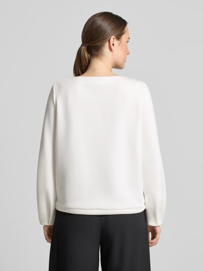 Kobieta modelka ma na sobie białą bluzę Relaxed Fit Sweatshirt aus Viskose-Mix od s.Oliver BLACK LABEL, widok całej sylwetki od tyłu.