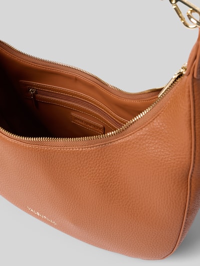 Produktfoto, Shoulder Bag in Leder-Optik Modell 'Fall' von VALENTINO BAGS in Braun mit Reißverschlussfach, strukturierter Oberfläche, goldenen Details