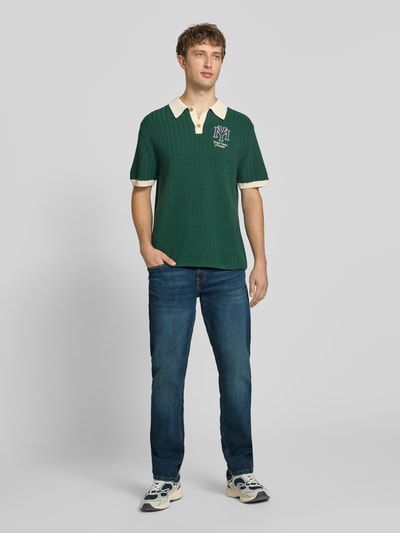 Männermodel trägt Straight Fit Jeans aus Baumwoll-Mix Model 'WEFT' von ONLY, dunkles Blau, glatte Textur, Herren Slim Fit Jeans, Ganzkörperansicht von vorne.