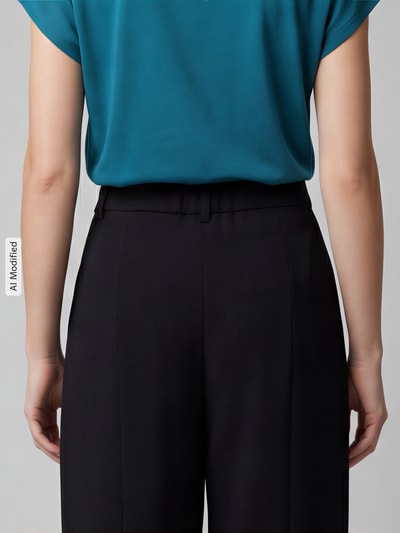 Vrouwenmodel draagt zwarte straight fit bandplooibroek met schiebehaken model 'LORAYA' van Raffaello Rossi, dames, achteraanzicht heupen.