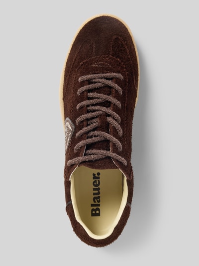 Produktfoto, Sneaker mit Label-Detail Modell 'AURORA01' von Blauer USA in Braun, abgerundete Form, strukturierte Sohle, Detailaufnahme, man erkennt Schnürung und Label-Innensohle.