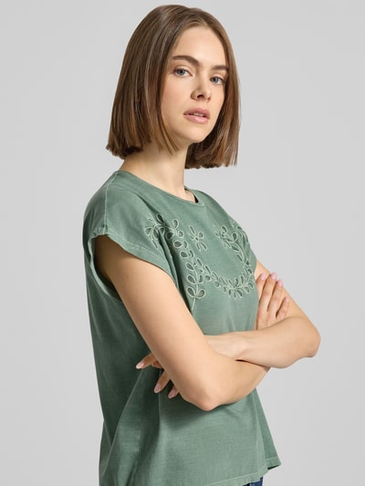Frauenmodel trägt Regular Fit T-Shirt aus reiner Baumwolle Modell 'MINA' von Pepe Jeans, Optik: Unifarben, Lochstickerei, Mesh-Einsatz, Rundhals, Kurzarm, Label-Stitching, Ganzkörperansicht von vorne.