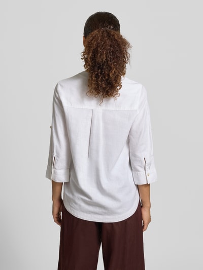 Frauenmodel trägt Relaxed Fit Tunika aus Leinen-Viskose-Mix von s.Oliver RED LABEL in Unifarbe, 3/4-Arm, Rückenpasse, Ganzkörperansicht Rückansicht.