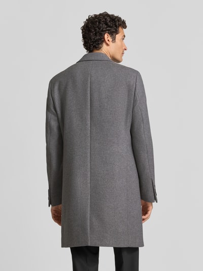 Männermodel trägt Mantel mit einreihiger Knopfleiste von BOSS in unifarbener Longline-Optik aus Wollmix, Ganzkörperansicht Rückansicht.