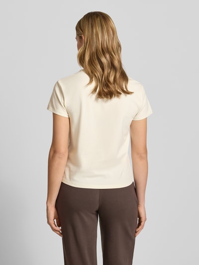 Vrouwenmodel draagt T-shirt met motiefprint en ronde hals van REVIEW, mix van katoen en elastaan, regular fit, ruglengte maat S 51 cm, geheellichaamsaanzicht achteraan.