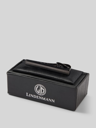 Produktfoto, Krawattenklammer inkl. Aufbewahrungsbox von Lindenmann aus Metall mit rechteckigem Design und Strukturmuster auf schwarzer Box
