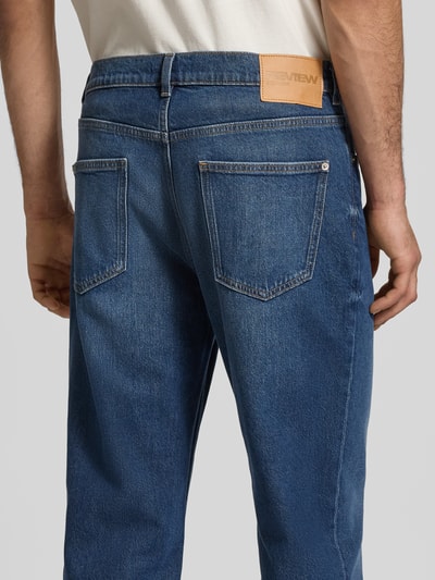 Männermodel trägt Straight Fit Jeans im 5-Pocket-Design von REVIEW, blauer Baumwoll-Mix, Detailaufnahme Rückansicht, Bundweite 45 cm, Innenbeinlänge 78 cm.
