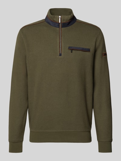 Produktfoto, Sweatshirt mit Stehkragen und Reißverschluss von bugatti in Olivgrün, Baumwoll-Mix, Regular Fit, Brusttasche, Label-Detail