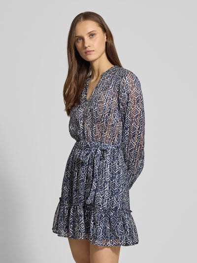Frauenmodel trägt Tailliertes Freizeitkleid mit Effektgarn-Details Modell 'AVERY' von ONLY, Optik: Unifarben, Chiffon, Mini-Länge, Ganzkörperansicht von vorne.