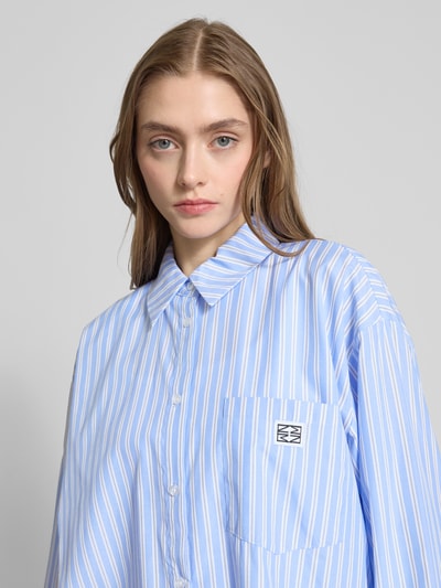 NOISY MAY® Bluzka koszulowa o kroju relaxed fit z kieszenią na piersi model ‘FRIDA’ Jasnoniebieski 3