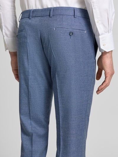 Männermodel trägt Moden Fit Anzughose mit Bügelfalten Modell 'Sergio' von DIGEL, Material-Mix mit Viskose-Anteil, Gesäßtaschen, Nahaufnahme Rückansicht.