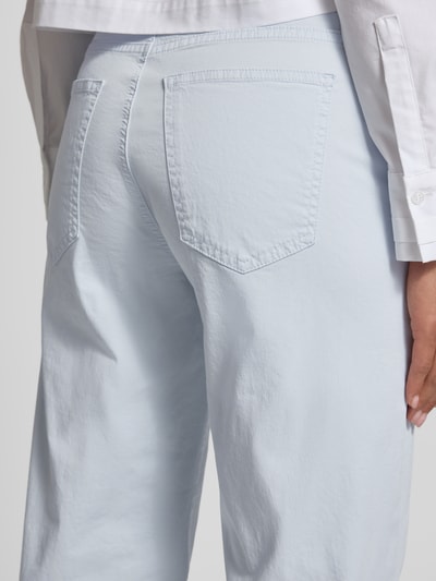 Vrouwenmodel draagt lichte, unifleurige straight fit cropped Straight Leg Hose aus Baumwoll-Mix Modell 'MAINE S' van Brax, 5-pocket-design, katoenmix, detailopname heup-bil.