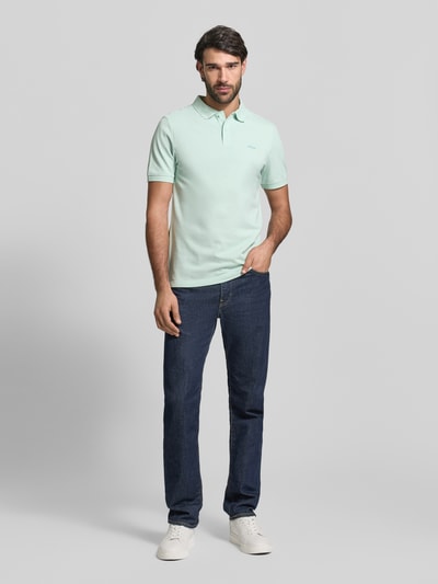 Männermodel trägt Regular Fit Poloshirt aus reiner Baumwolle von s.Oliver RED LABEL, unifarben, Piqué-Struktur, Ganzkörperansicht von vorne.
