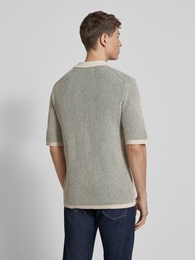 Mężczyzna model nosi Slim Fit Poloshirt aus Baumwoll-Mix model 'Elwo' von Wood Wood, mieszanka bawełny, imitacja dzianiny, prążkowane wykończenia, krótki rękaw, kołnierzyk polo, długość tyłu w rozmiarze M: 72 cm, widok całej sylwetki z tyłu.