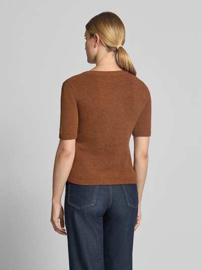 Frauenmodel trägt Strickpullover mit Rundhalsausschnitt und 1/2-Arm von Fynch-Hatton in Braun, Baumwoll-Mix, Regular Fit, Ganzkörperansicht Rückansicht.