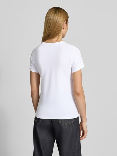 Vrouwenmodel draagt t-shirt met motiefprint van More & More, mix van katoen en elastaan, regular fit, ronde hals, ruglengte maat 36: 60 cm. Ganzkörperansicht Rückansicht.