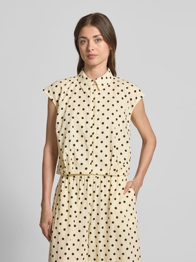 Modelka kobieca ma na sobie Regular Fit Bluse im Allover-Look Modell 'Nada' od My Essential Wardrobe z czystej bawełny, kremowy kolor w czarne grochy, kołnierzyk koszulowy, długość tyłu w rozmiarze 36: 49 cm, zdjęcie w zbliżeniu na górną część ciała z przodu.