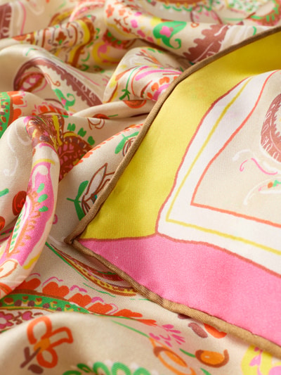 Produktfoto, Seidentuch aus reiner Seide mit Allover-Paisley-Print von FRAAS, beige Grundfarbe mit bunten Mustern, glatte Textur