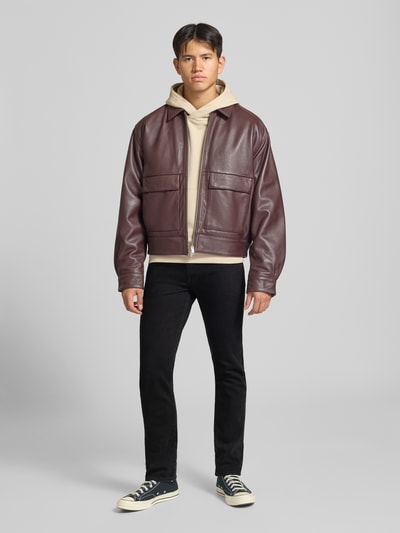 Männermodel trägt Slim Fit Jeans aus Baumwoll-Lyocell-Mix Modell '511® SLIM' von Levi's®, Herren Slim Fit Jeans, Ganzkörperansicht von vorne.