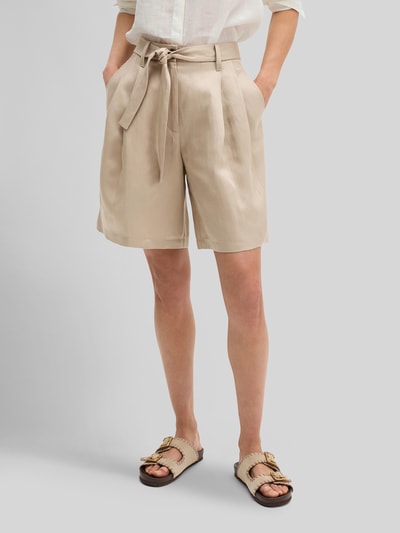 Frauenmodel trägt Relaxed Fit Shorts mit Leinen-Anteil von Marc O'Polo in Beige, unifarben, High Waist, Bundfalten, Stoffgürtel, Nahaufnahme Oberschenkel.
