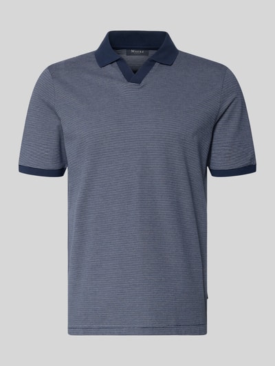 Produktfoto, Regular Fit Poloshirt aus Baumwolle mit V-Ausschnitt von MAERZ Muenchen in Blau mit feinen Streifen und Label-Detail.