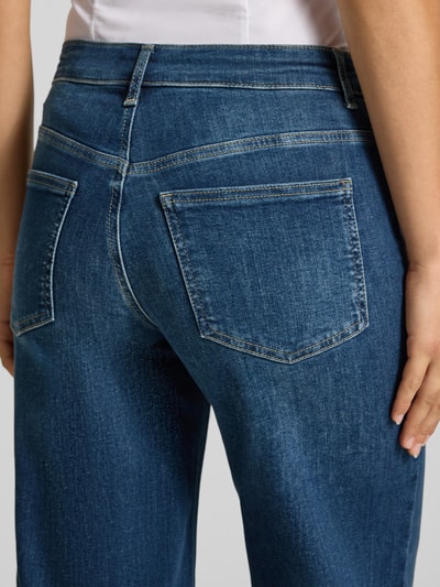 Vrouwenmodel draagt blauwe loose fit jeans uit mix van modal en katoen, zicht op achterzijde, Wide & Loose Fit Jeans uit katoenmix model 'MADISON' van ONLY, dames wide & loose fit jeans van ONLY, detailopname.