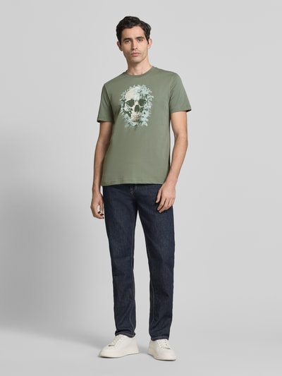Männermodel trägt Regular Fit T-Shirt mit Motiv-Print von Antony Morato in Grün, Baumwolle, Rundhalsausschnitt, Ganzkörperansicht von vorne.