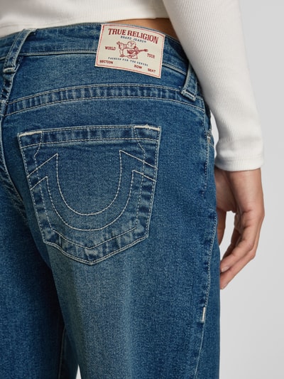 Frauenmodel trägt Baggy Fit Jeans im Used-Look Modell 'BOBBY' von TRUE RELIGION aus Baumwoll-Elasthan-Mix, Eingrifftaschen, Detailaufnahme Gesäß.