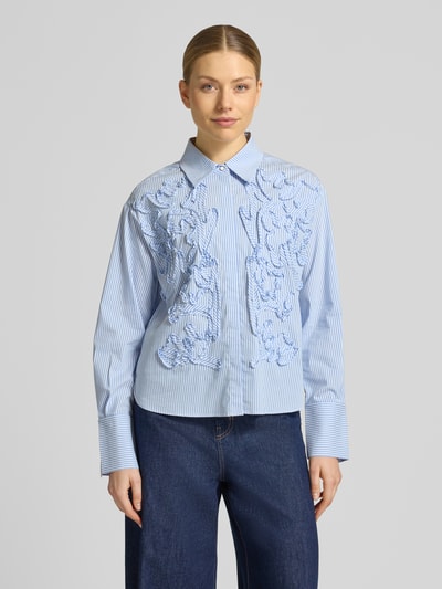 Kobiece model prezentuje Regular Fit Bluse mit Stitchings von Marc Cain, mieszanka bawełny z dodatkiem streczu, kołnierzyk koszulowy, hafty na przodzie, długość tyłu w rozmiarze 36: 57 cm, długość rękawa w rozmiarze 36: 59 cm, jasnoniebieskie paski, struktura gładka; Ganzkörperansicht von vorne.