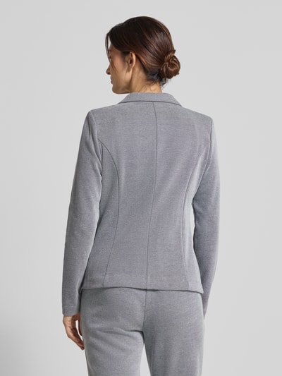 Frauenmodel trägt Regular Fit Blazer mit Reverskragen Modell 'Kate' von ICHI aus Baumwoll-Mix in Grau, Rückenansicht, Rückenlänge 57 cm, Paspeltaschen, Knopfverschluss, Brustweite 42 cm, Ärmellänge 62 cm, Ganzkörperansicht Rückansicht.