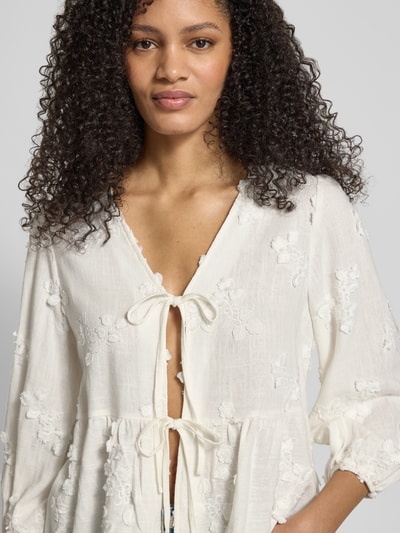 Vrouwenmodel draagt Regular Fit Blouse uit mix van viscose en linnen met stitchings, V-hals en vetersluiting van Apricot, Nahaufnahme Oberkörper.