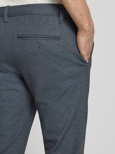 Männermodel trägt Slim Fit Chino aus Viskose-Mix Modell 'MARK' von Only & Sons, melierte Optik, unifarben, Detailaufnahme Rückansicht