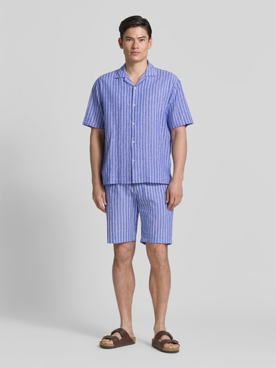 Männermodel trägt Shorts aus Leinen-Baumwoll-Mix mit Tunnelzug von MCNEAL, Regular Fit, blau-weiß gestreift, Ganzkörperansicht von vorne.