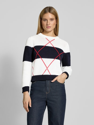 Frauenmodel trägt Strickpullover mit Rautenmuster und Rundhalsausschnitt von monari in Weiß, Schwarz, Rot, Baumwoll-Mix, Regular Fit, Nahaufnahme Oberkörper.