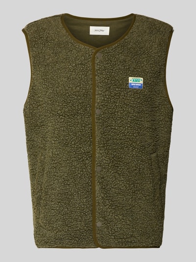 Produktfoto, gerade geschnittene Kunstfell-Weste in Olivgrün mit Logo-Patch und Knopfleiste, Straight Fit Weste mit Logo-Patch Modell 'Hoktown' von American Vintage, Rundhalsausschnitt, strukturierte Oberfläche