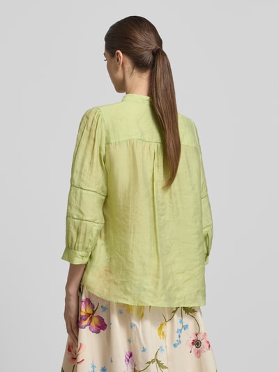 Vrouwenmodel draagt Regular Fit Bluse mit 3/4-Arm van More & More, lyocellmix, lichtgroen, ronde hals, ruglengte 62 cm, mouwlengte 49 cm, rugaanzicht, detailopname rug.